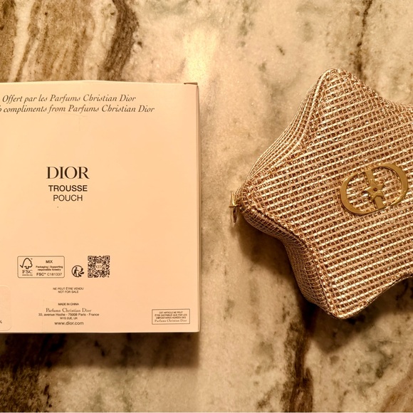 Dior Star POUCH. GWP. Seals remain on zipper pull & front plate. Box included - Picture 5 of 5